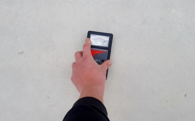 Moisture meter for screed damp testing, reporting low moisture levls