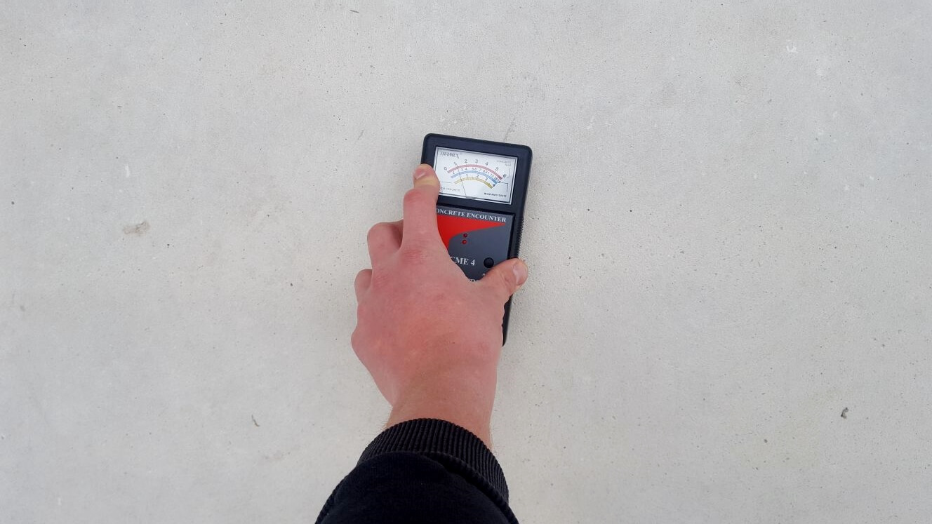 Moisture meter for screed damp testing, reporting low moisture levls