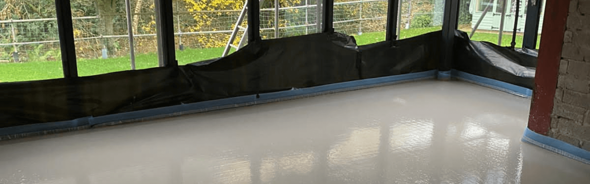 Self levelling screed over floor insulation drying at a commerical property