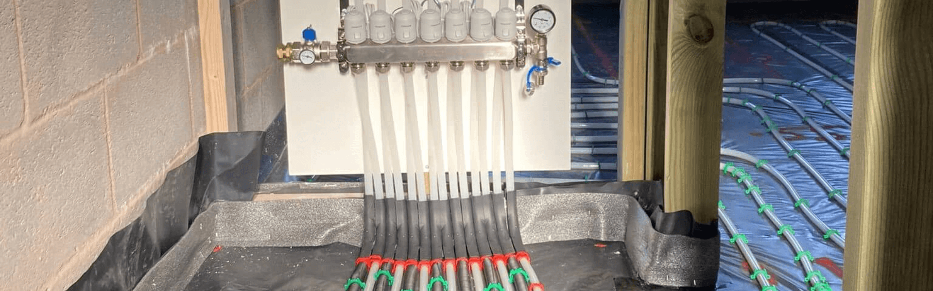 The heating manifold for an underfloor heating for tiled floors setup