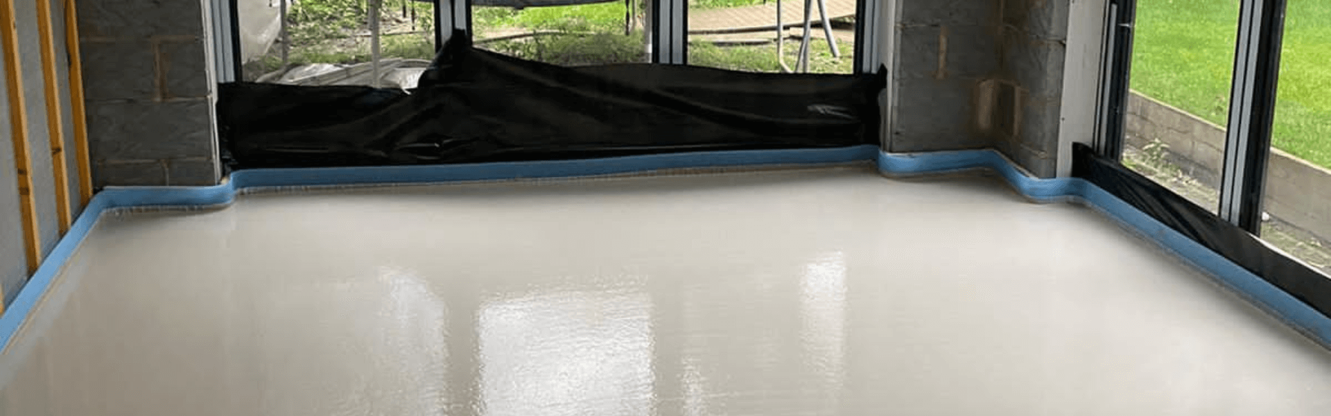 Self levelling screed drying after being laid in a building extentsion