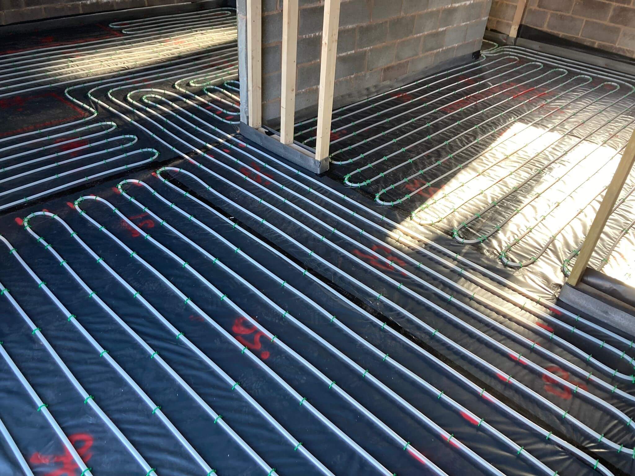 A energy efficient heating pipe network laid on a floor