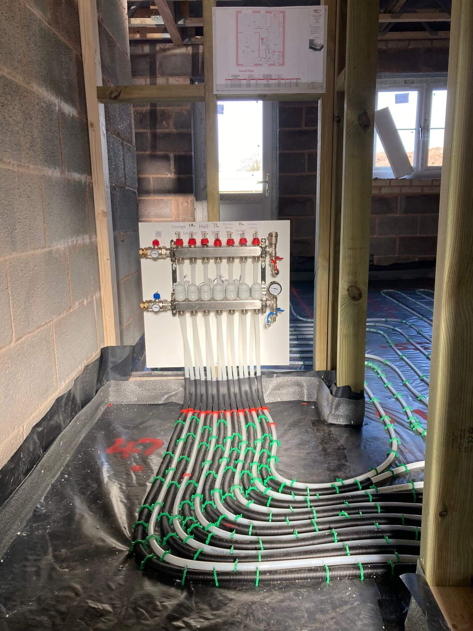 The heating manifold for an underfloor heating for tiled floors setup
