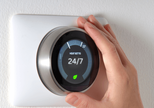 A thermostat set to turn underfloor heating on all the time