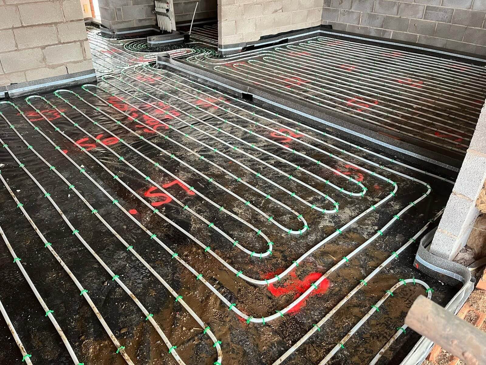 Underfloor heating pipes