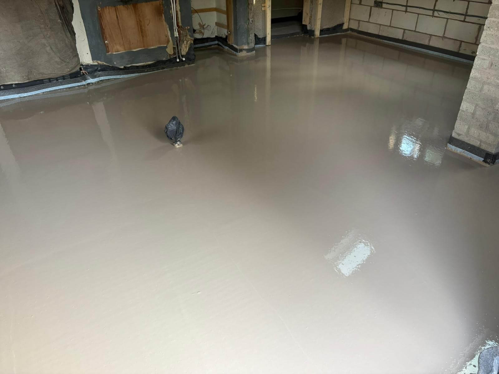 Finished subfloor with Excelio screed, ready for wooden flooring and efficient underfloor heating, providing long-term durability