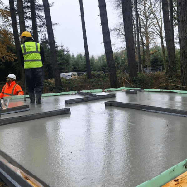 Underfloor heating in an incomplete lodge exposed to outdoor conditions