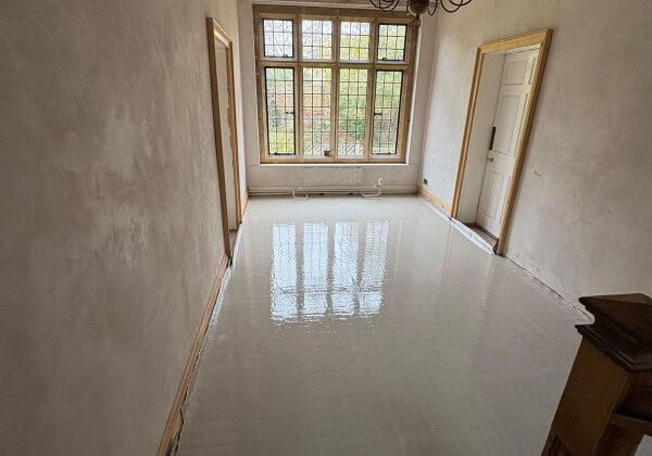 Liquid floor screeding in a domestic property