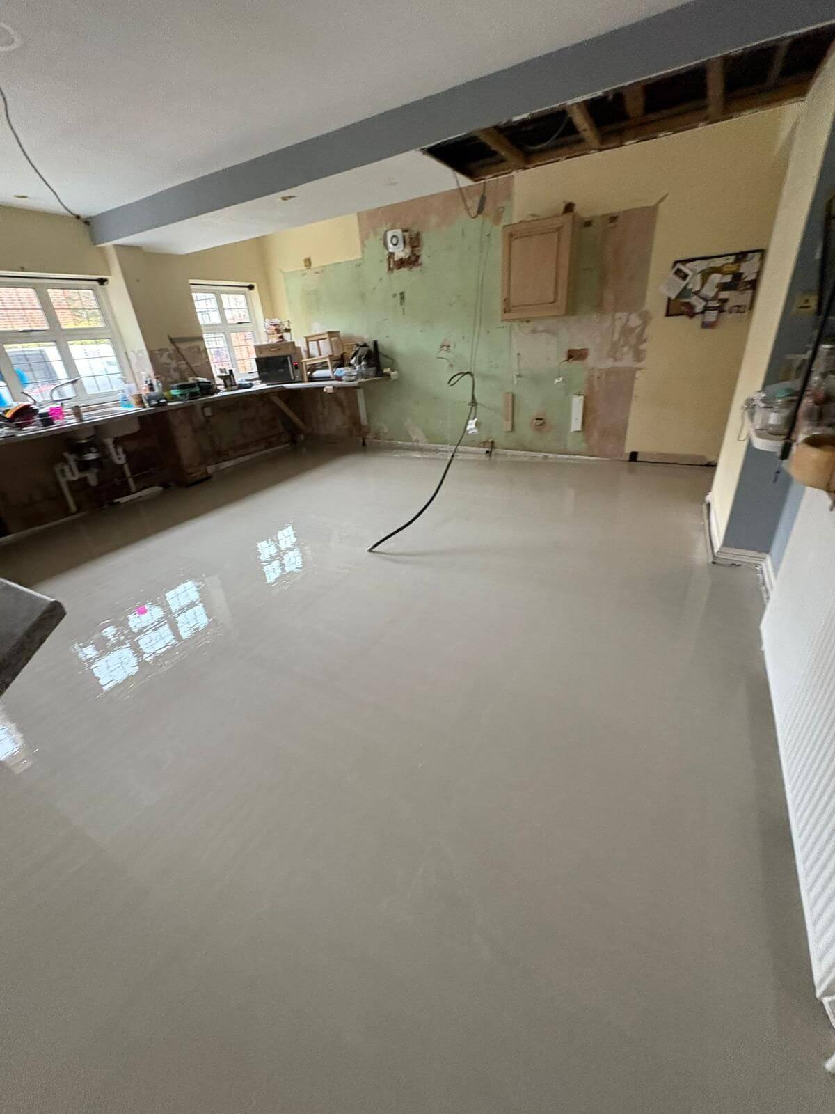 Liquid floor screeding in kitchen
