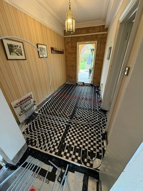 Underfloor heating installation for wooden flooring in hallway